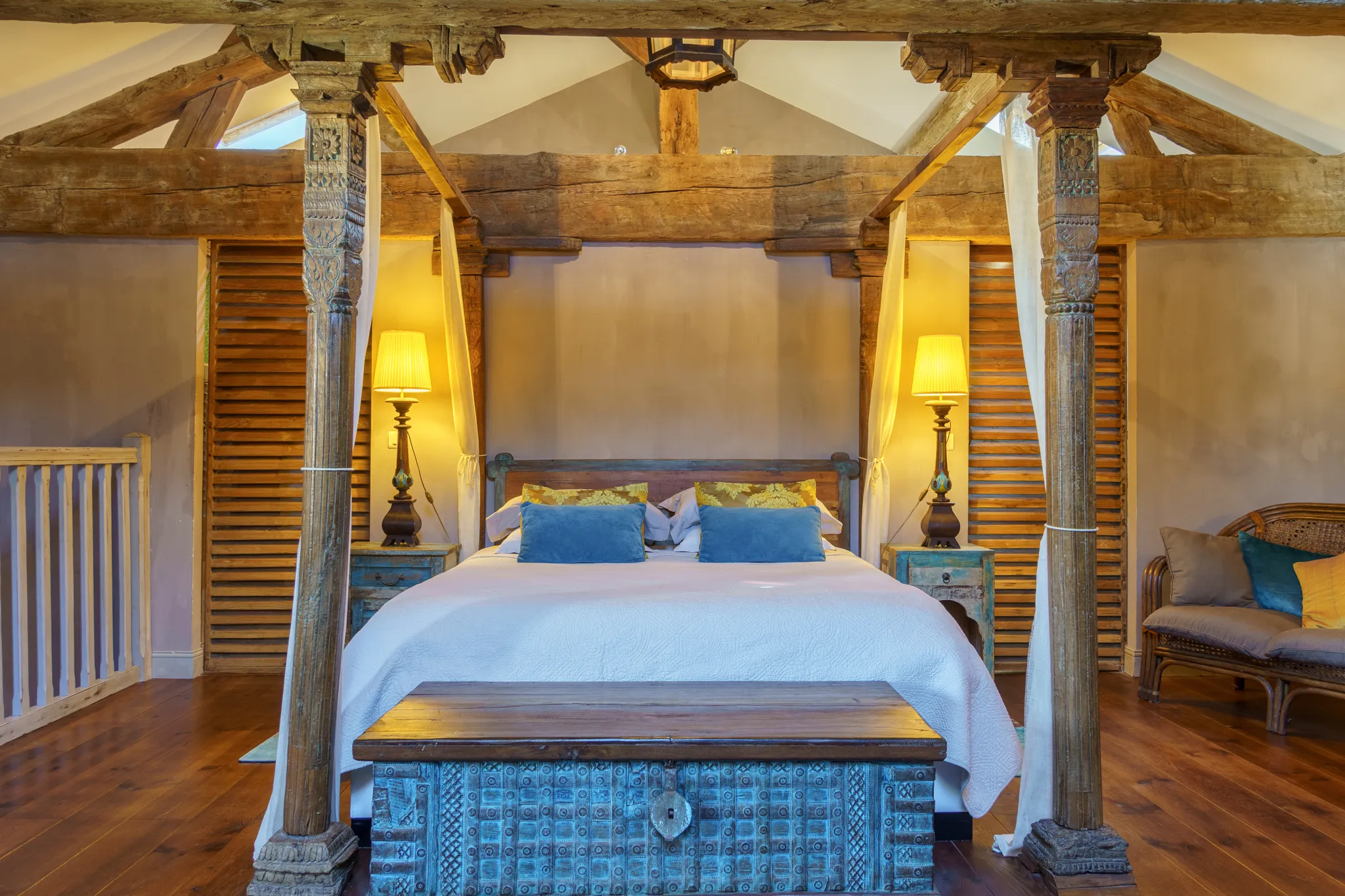 Lit baldaquin confortable, poutres anciennes au plafond