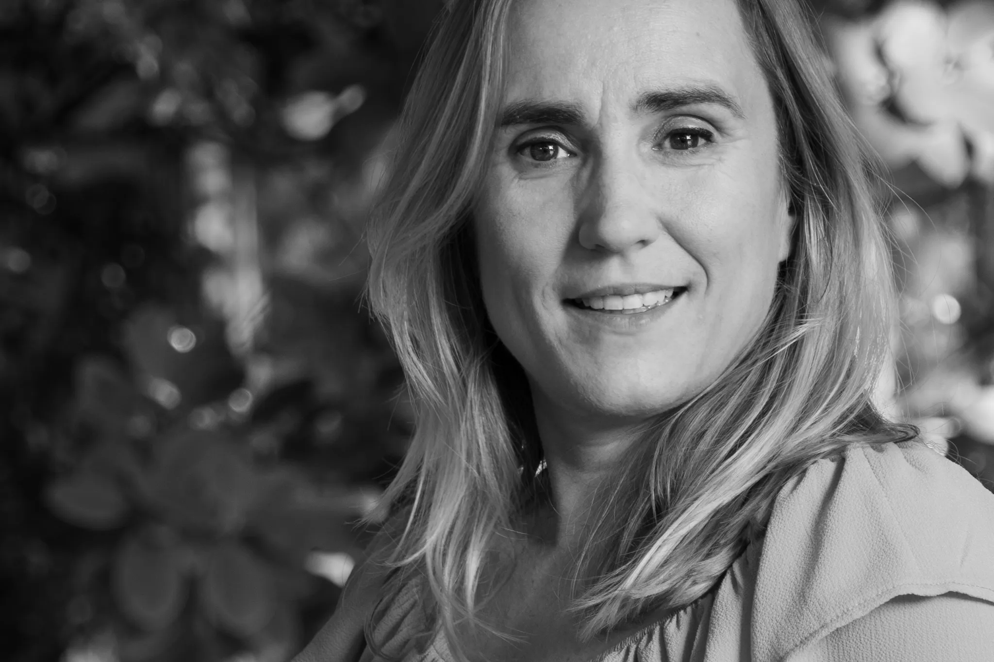 Portrait serré d'une psychologue, au regard doux.