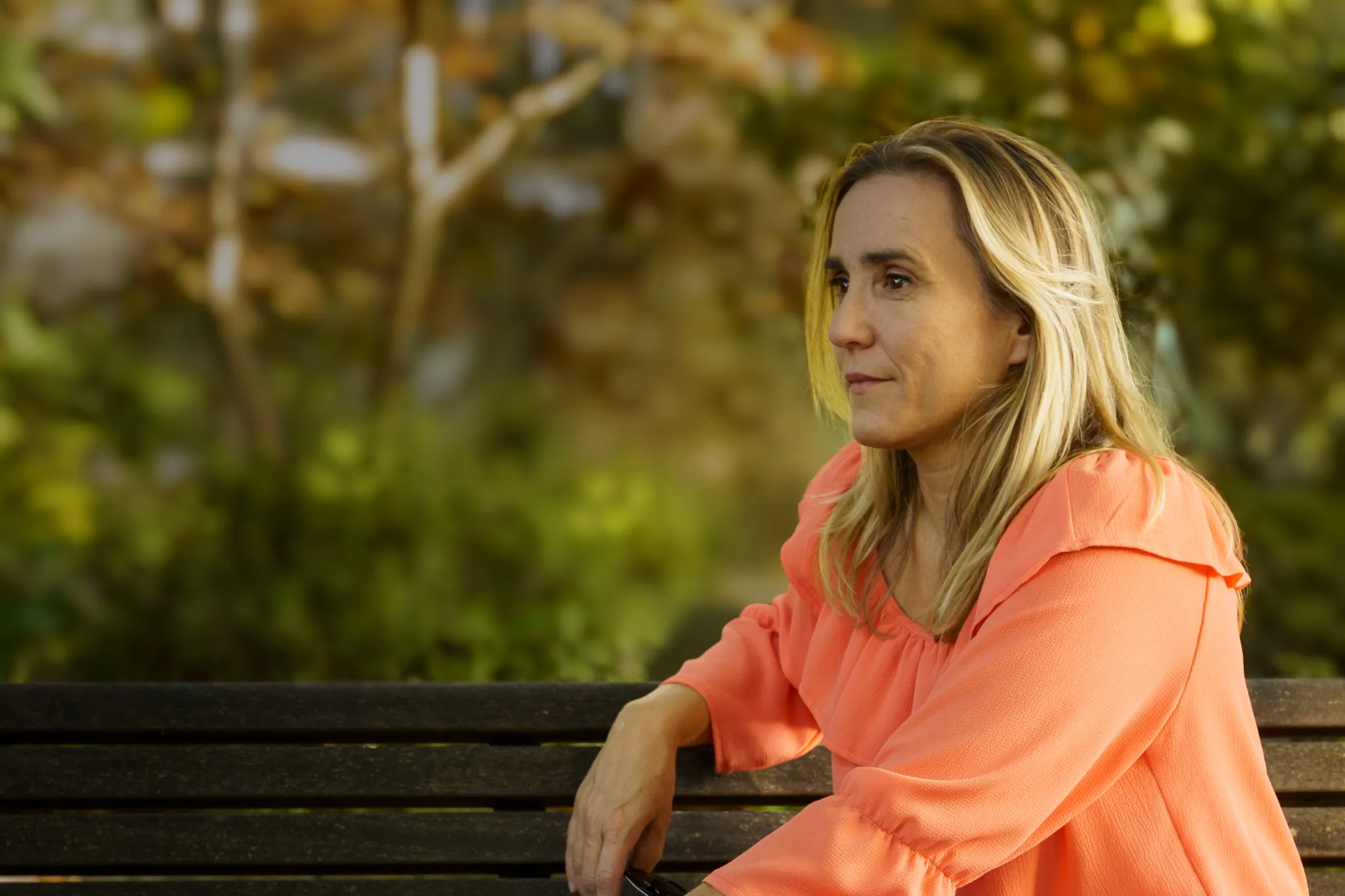 Profil Psychologue femme sur un banc dans un parc.