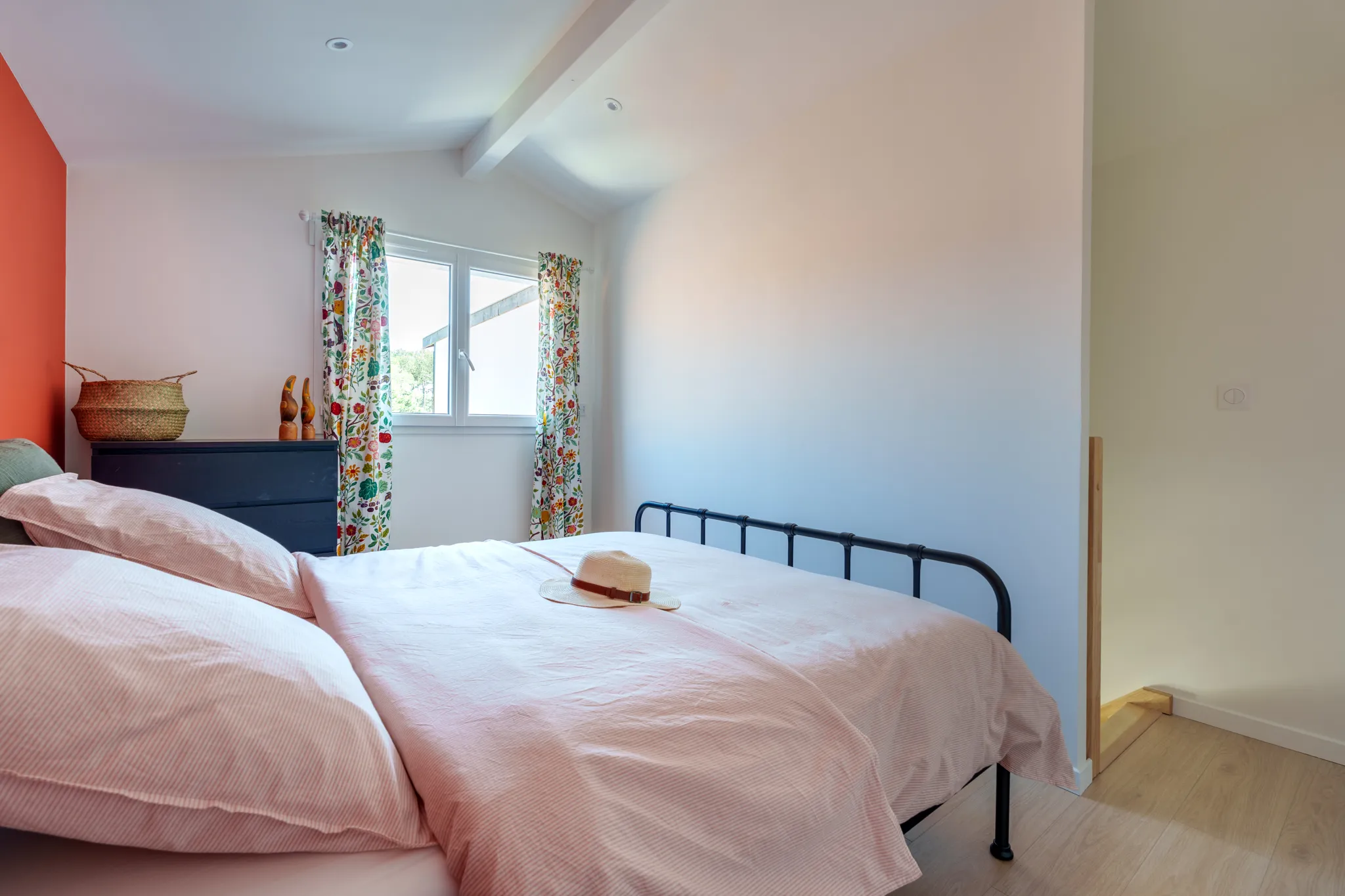 Chambre lumineuse, en premier plan lit en fer .