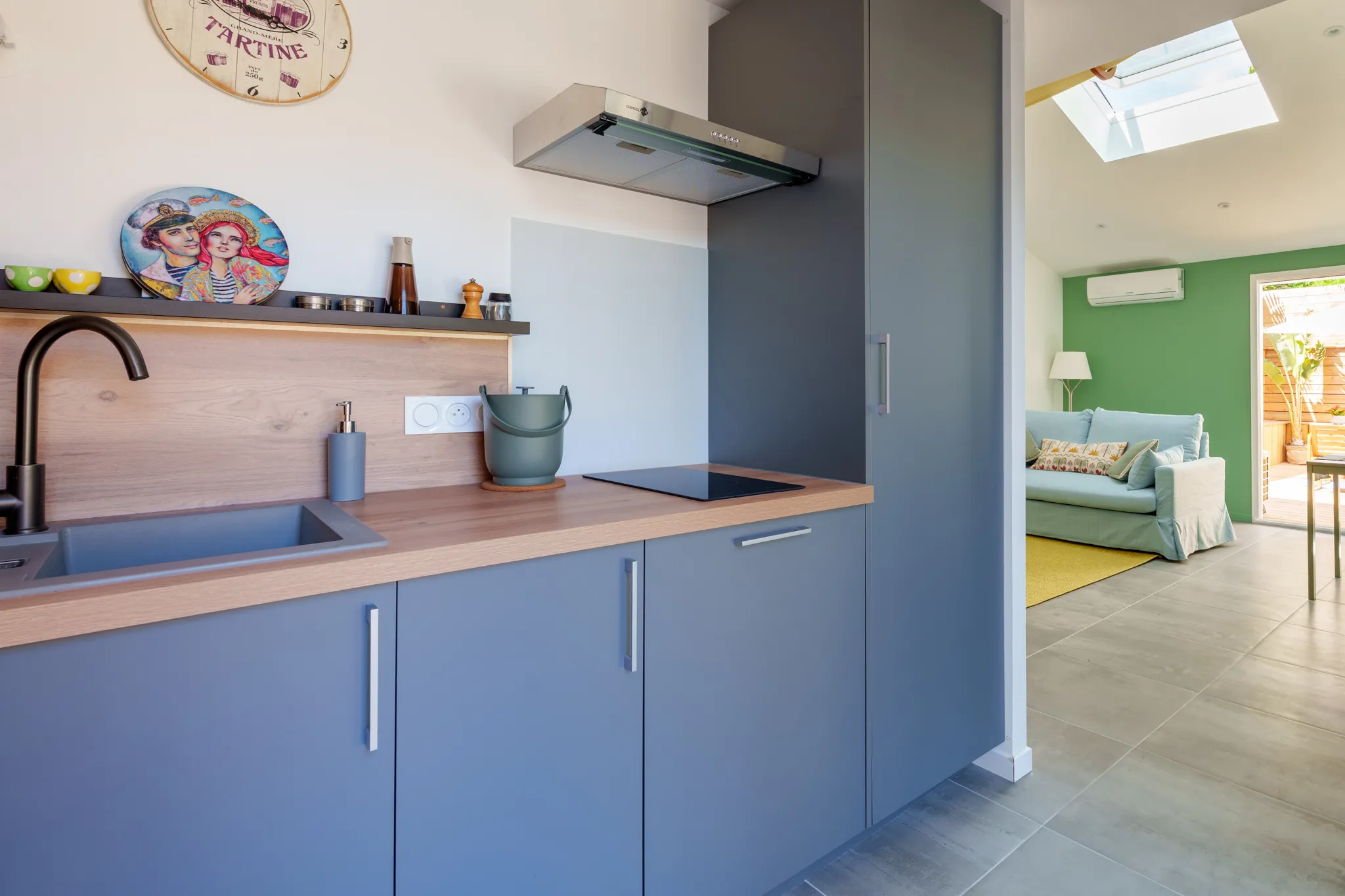 Cuisine grise et bois, en fond salon.