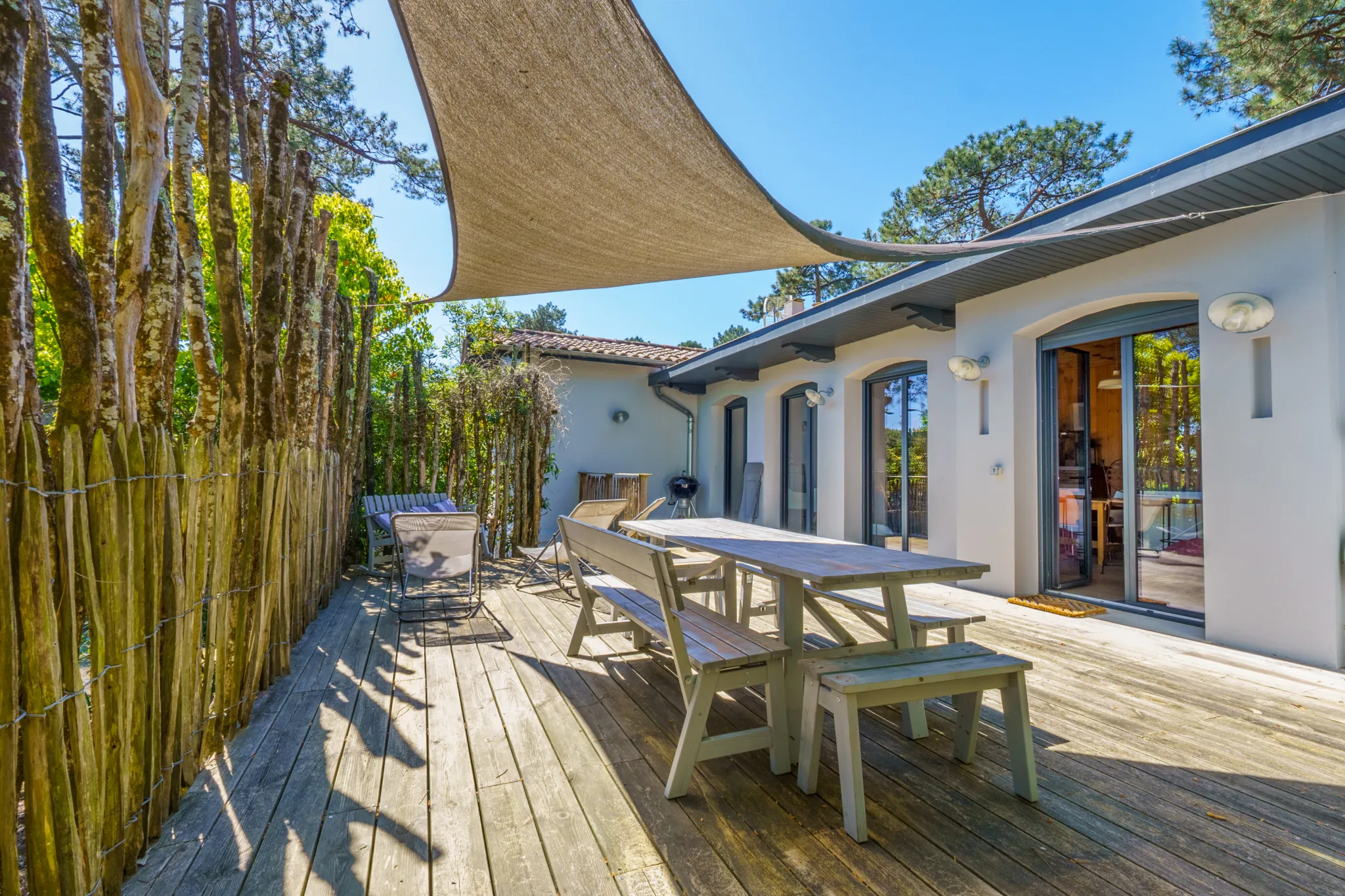 terrasse bois en été avec voile d'ombrage
