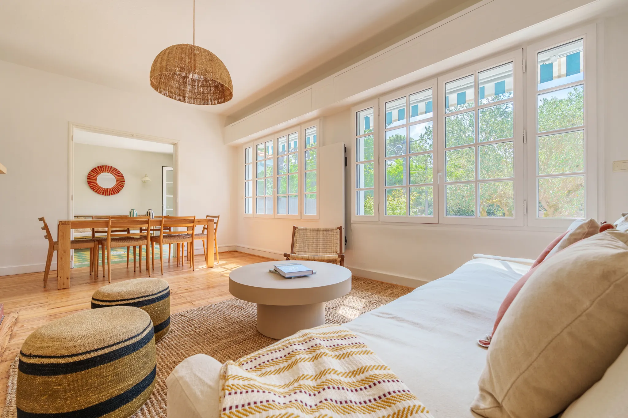 Salon, salle à manger, grande baie vitrée