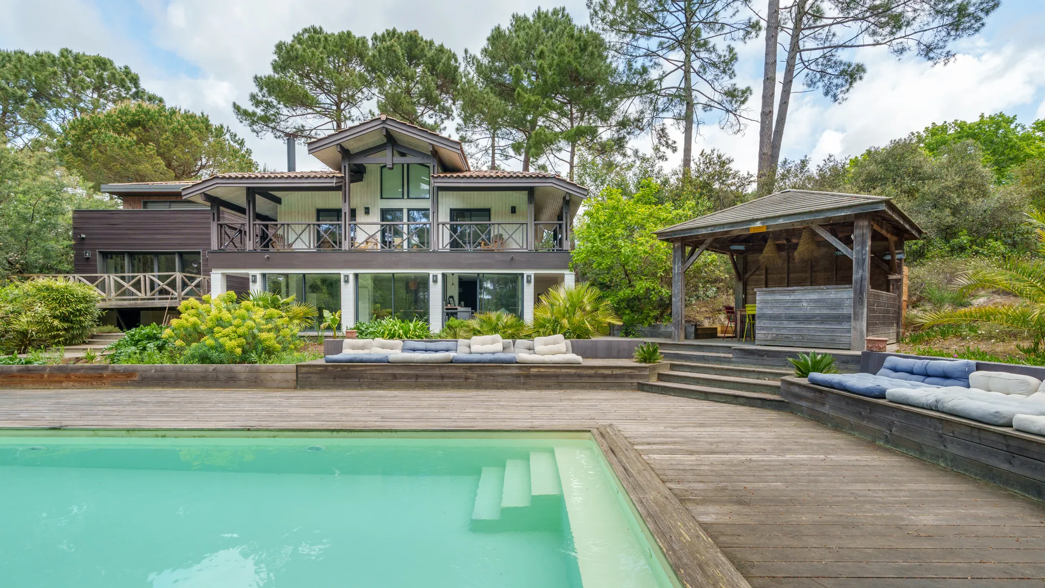 maison piscine extérieur boisé