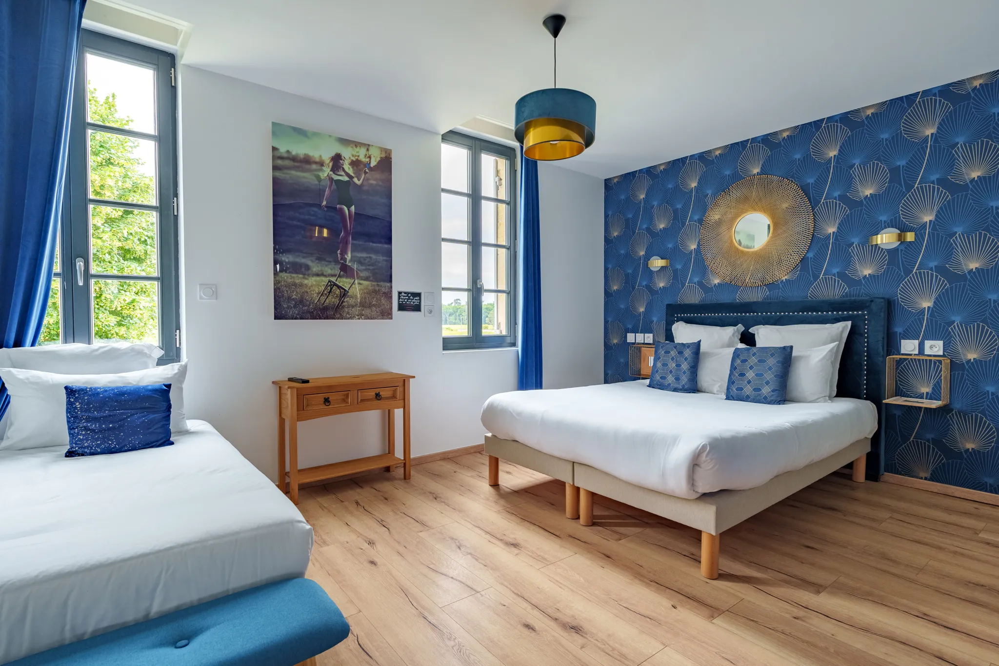 Chambre triple, aux teintes bleu et doré