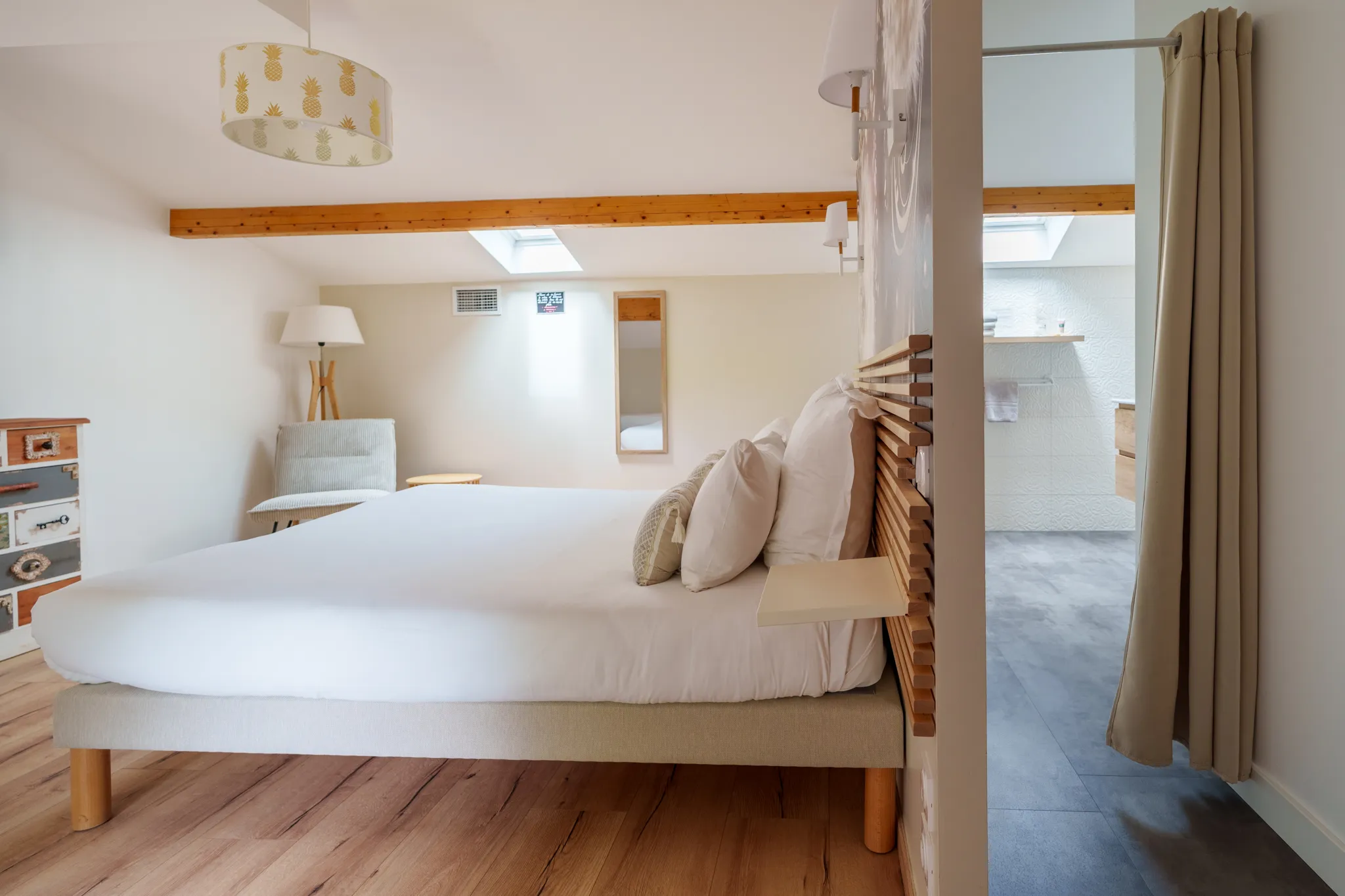 Chambre beige sous comble, salle d'eau