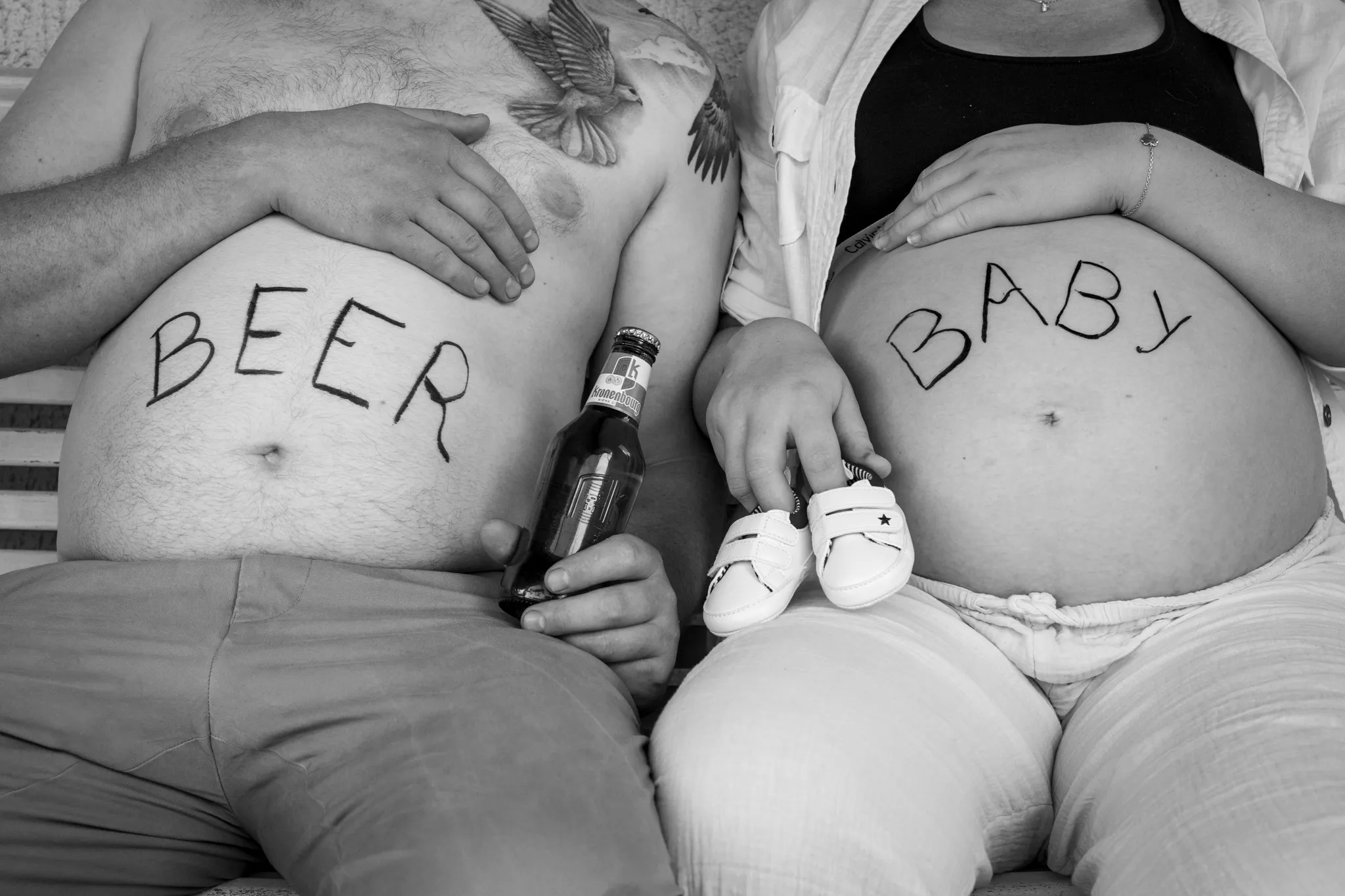 Deux ventres ronds, un noté dessus bébé, l'autre noté bière.
