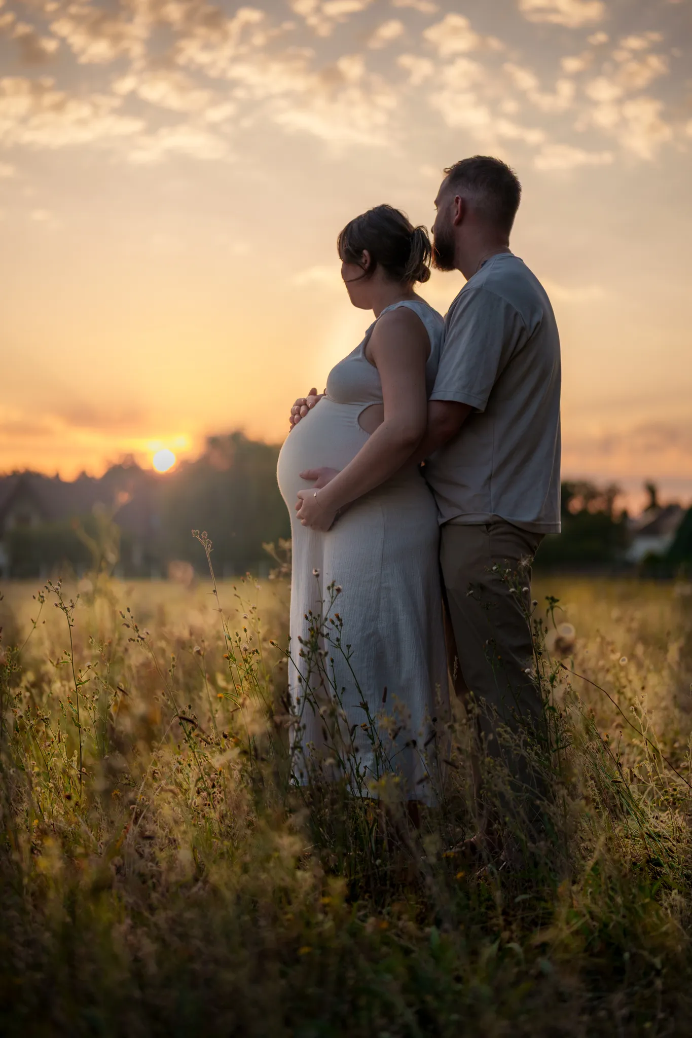 couple face au coucher de soleil