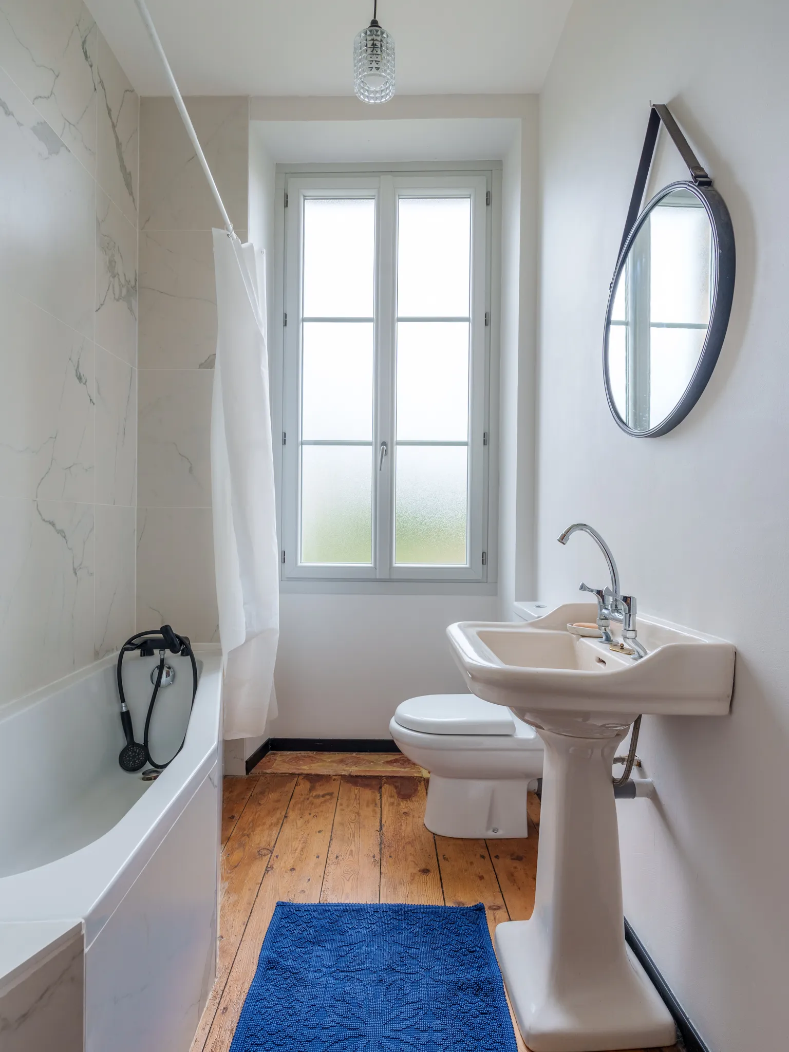 Salle de bain blanche avec parquet en chêne