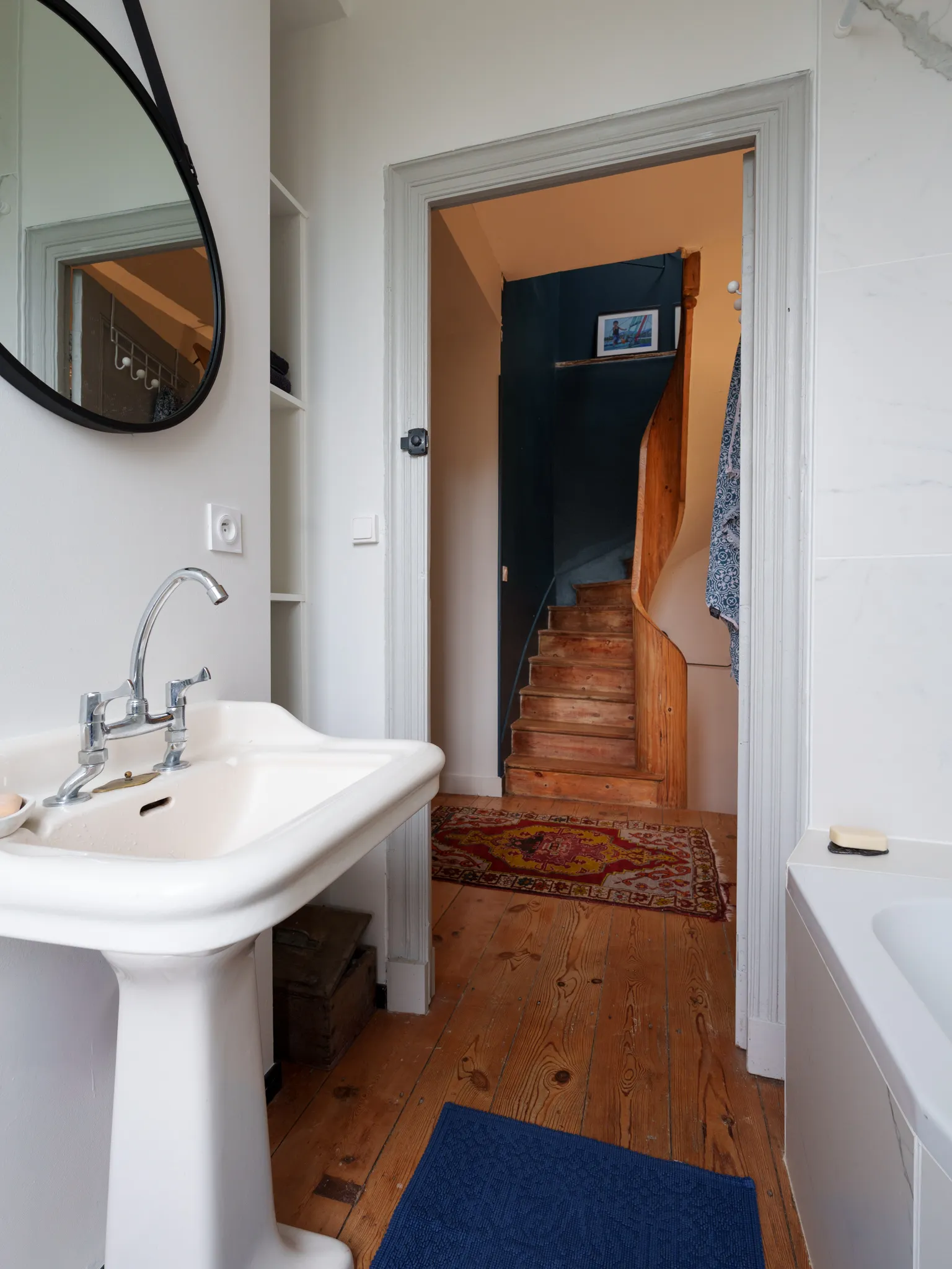 Salle de bain, évier ancien sur pied