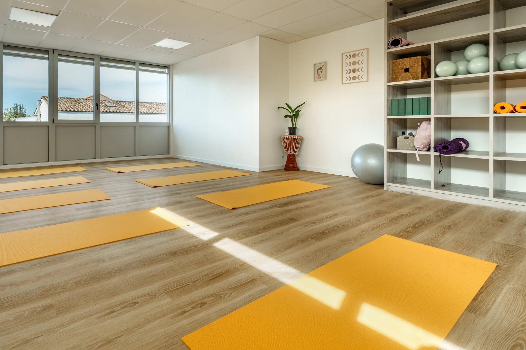 Salle de yoga lumineuse, tapis au sol