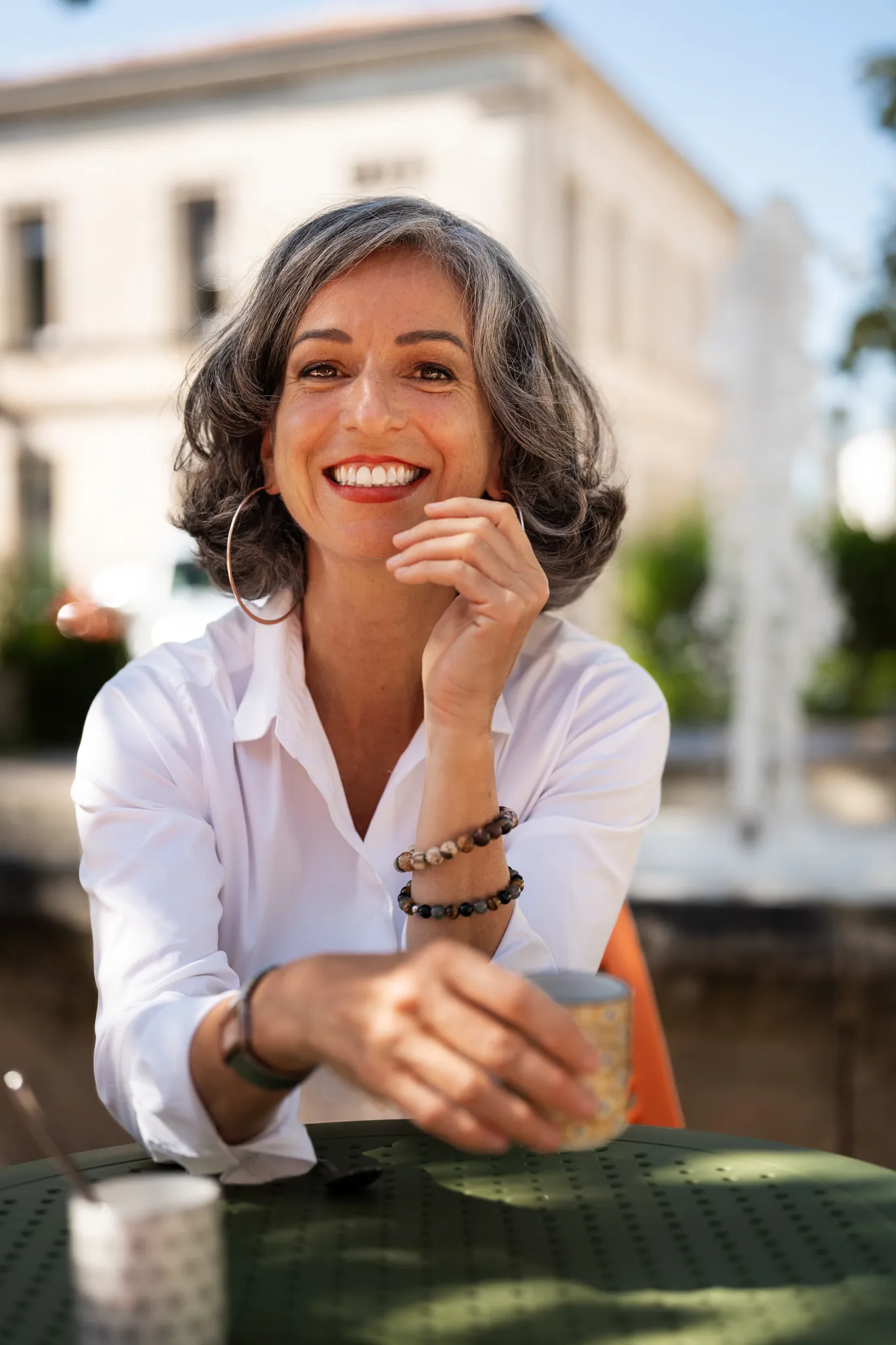 Entrepreneure sur terrasse d'un restaurant