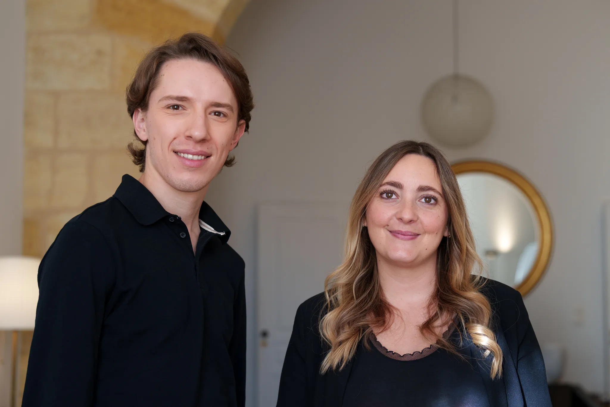 Duo coiffeur et coiffeuse sur lieu de travail.
