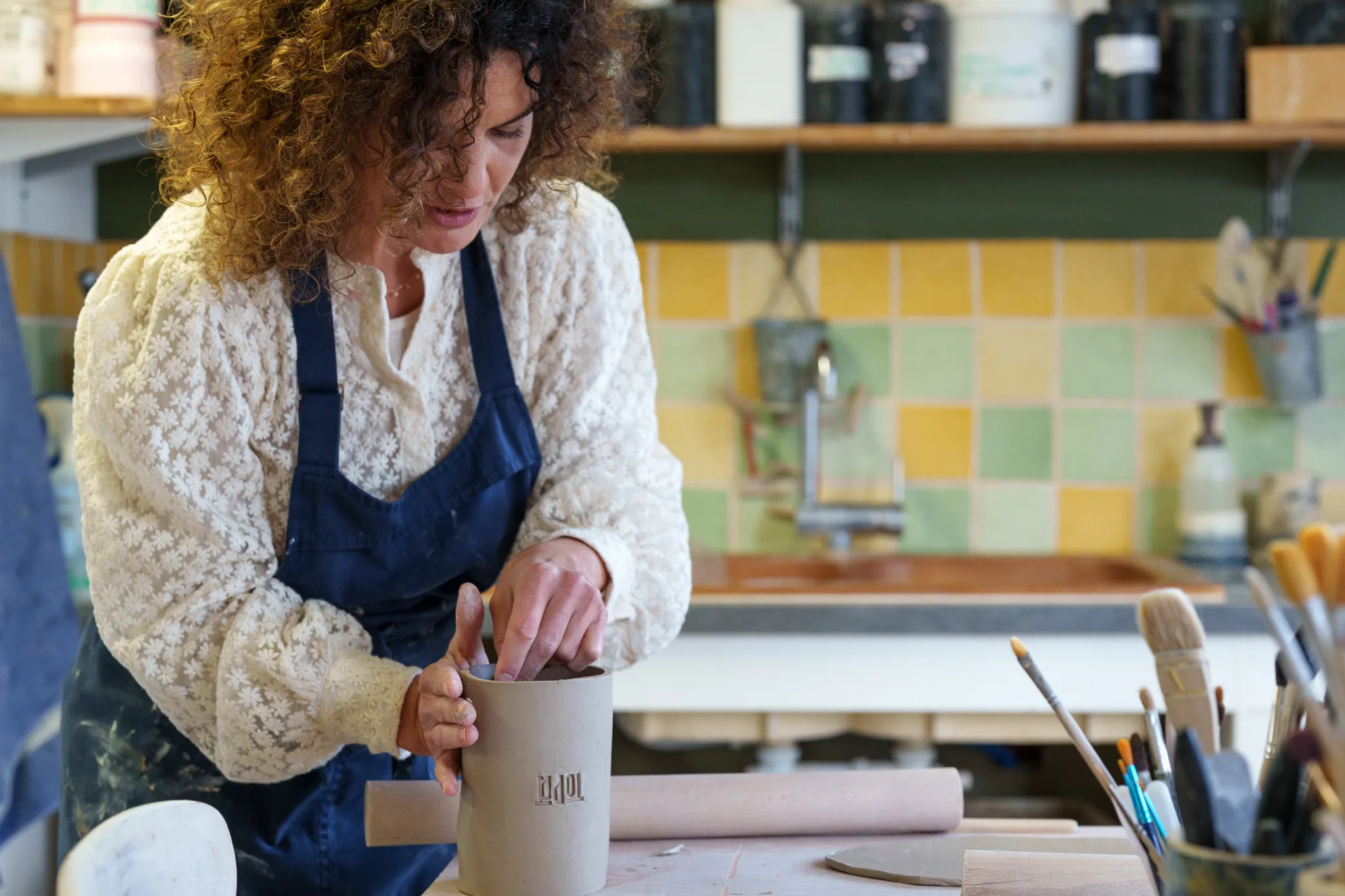 Ceramiste travaille sur un pot dans son atelier