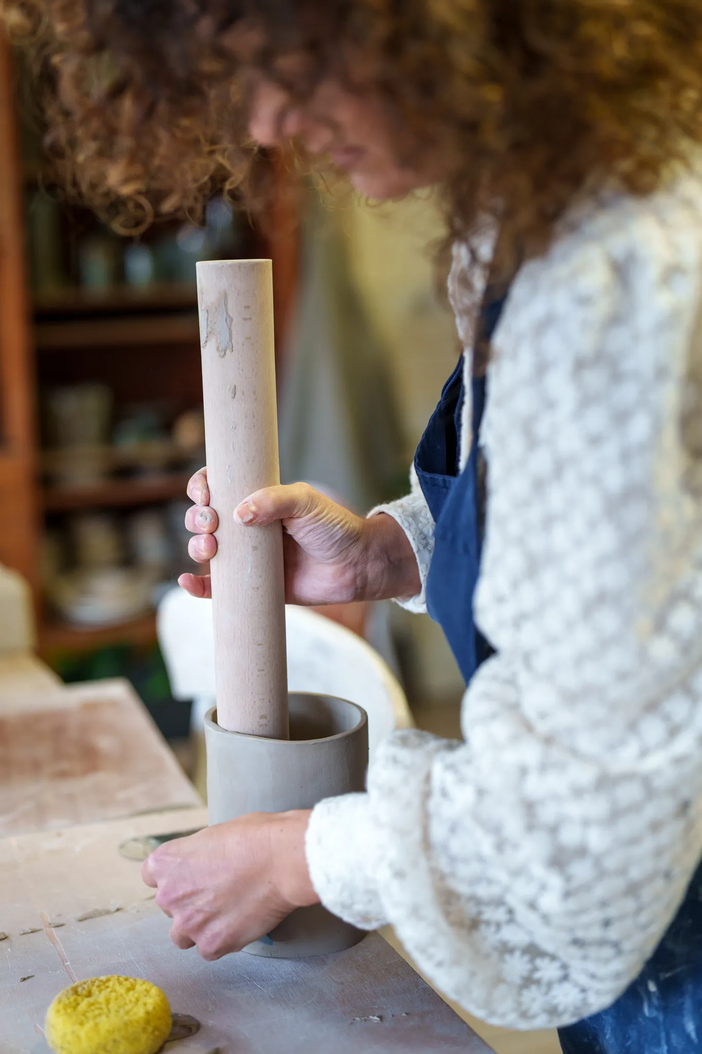 Céramiste qui façonne un pot