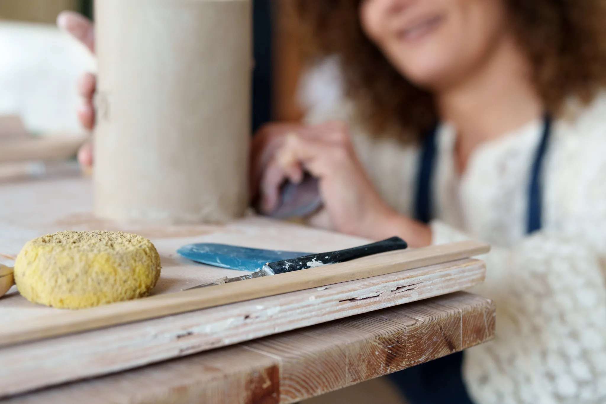 Outils de poterie sur table de travail