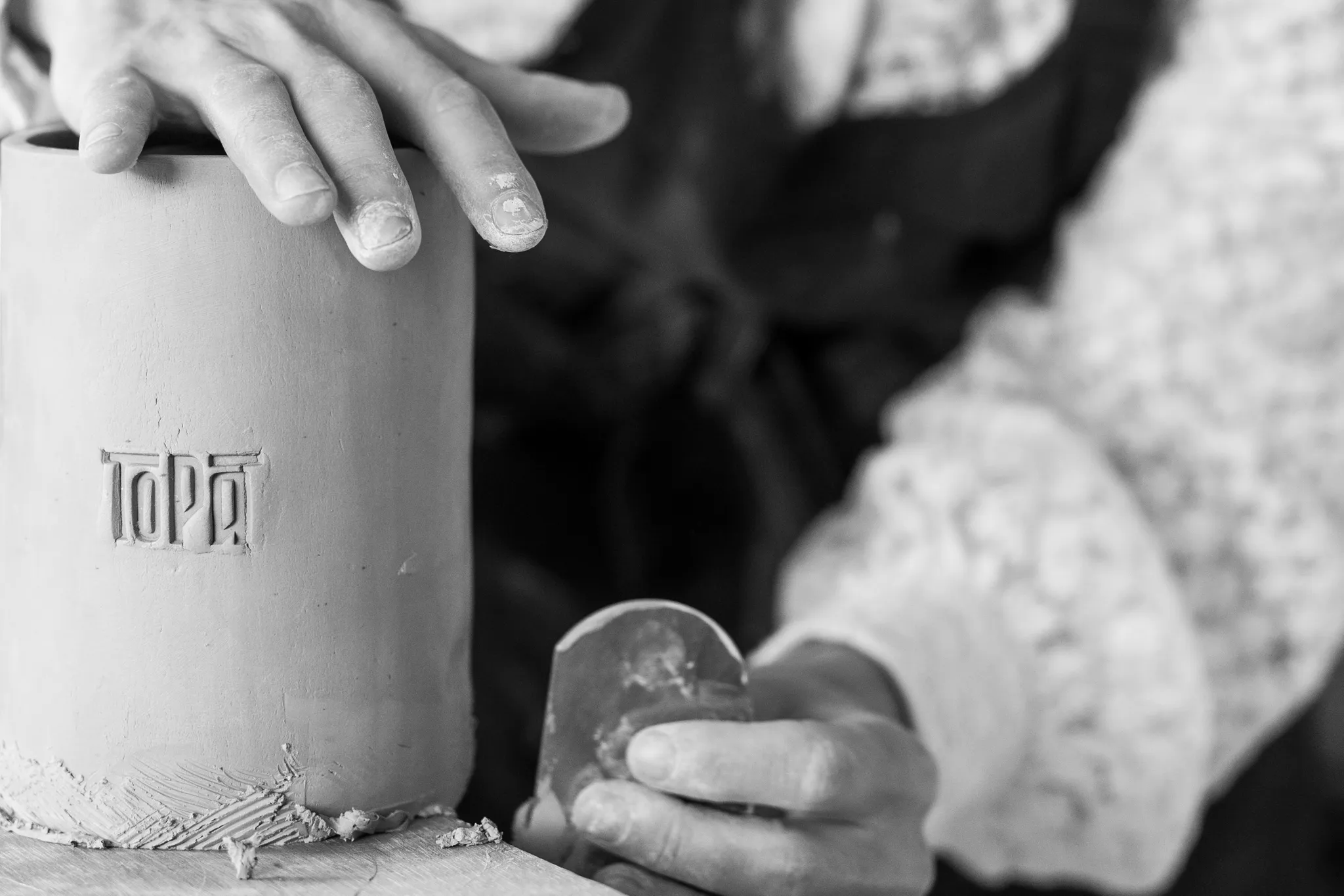 Travail manuel sur poterie