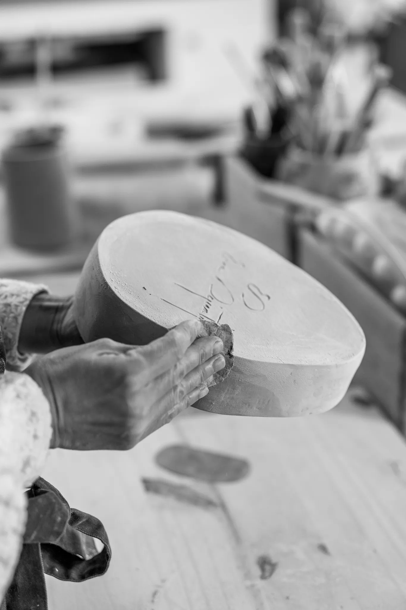 Ponçage manuelle sur une pièce en terre cuite.