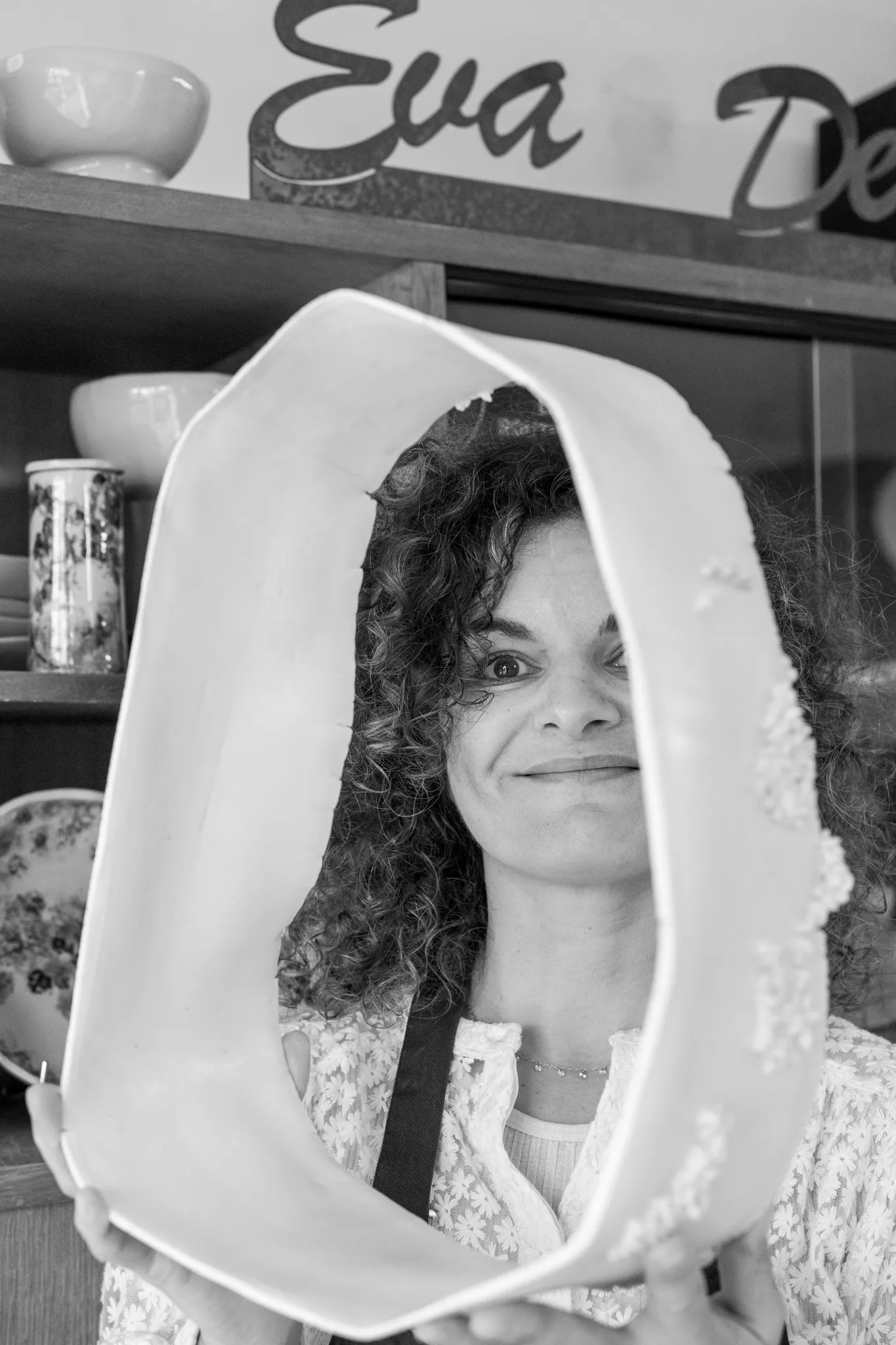 Visage d'une céramiste à travers sa poterie.