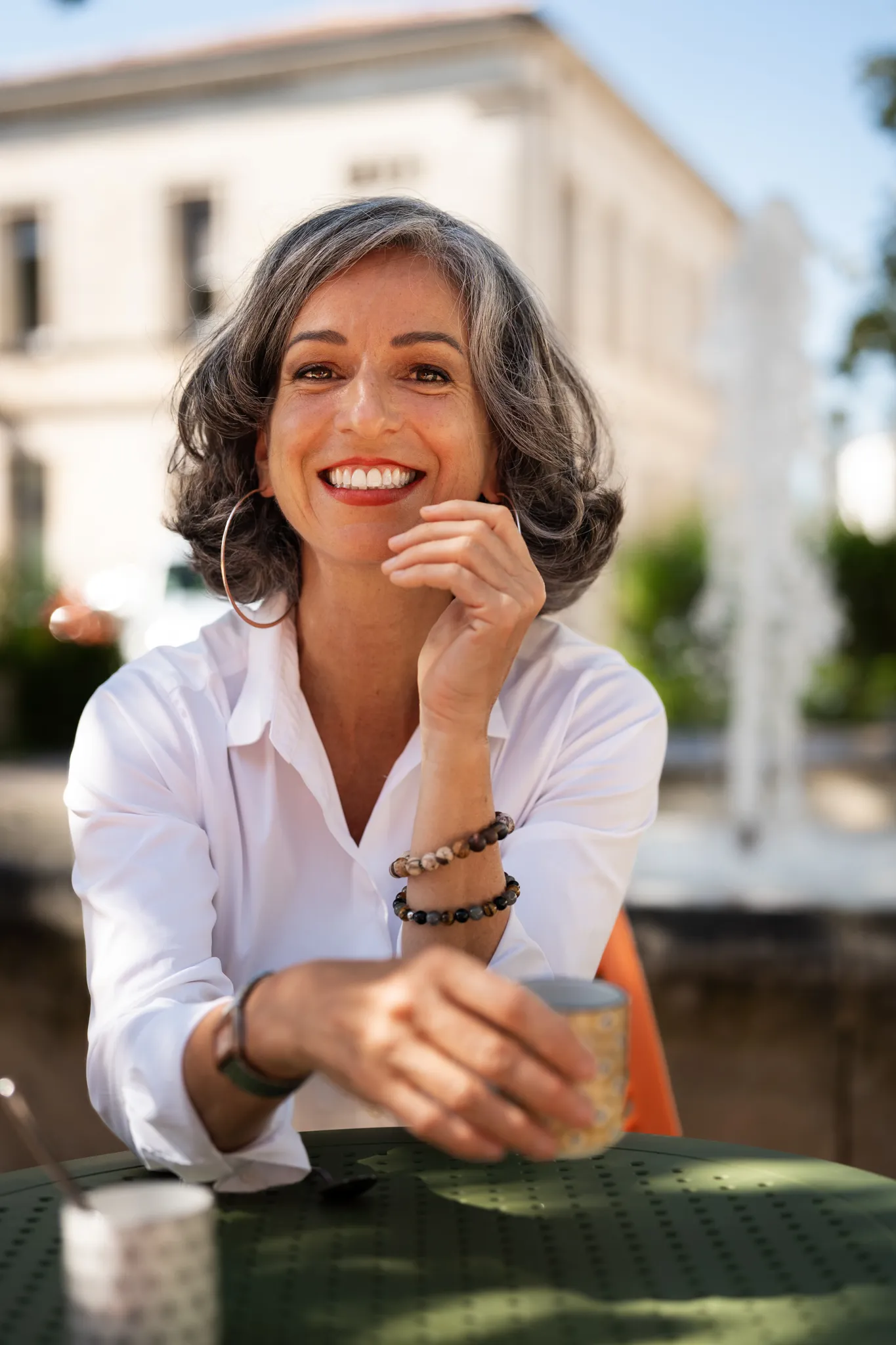 L'experte en accompagnement de carrière avec un regard engageant.
