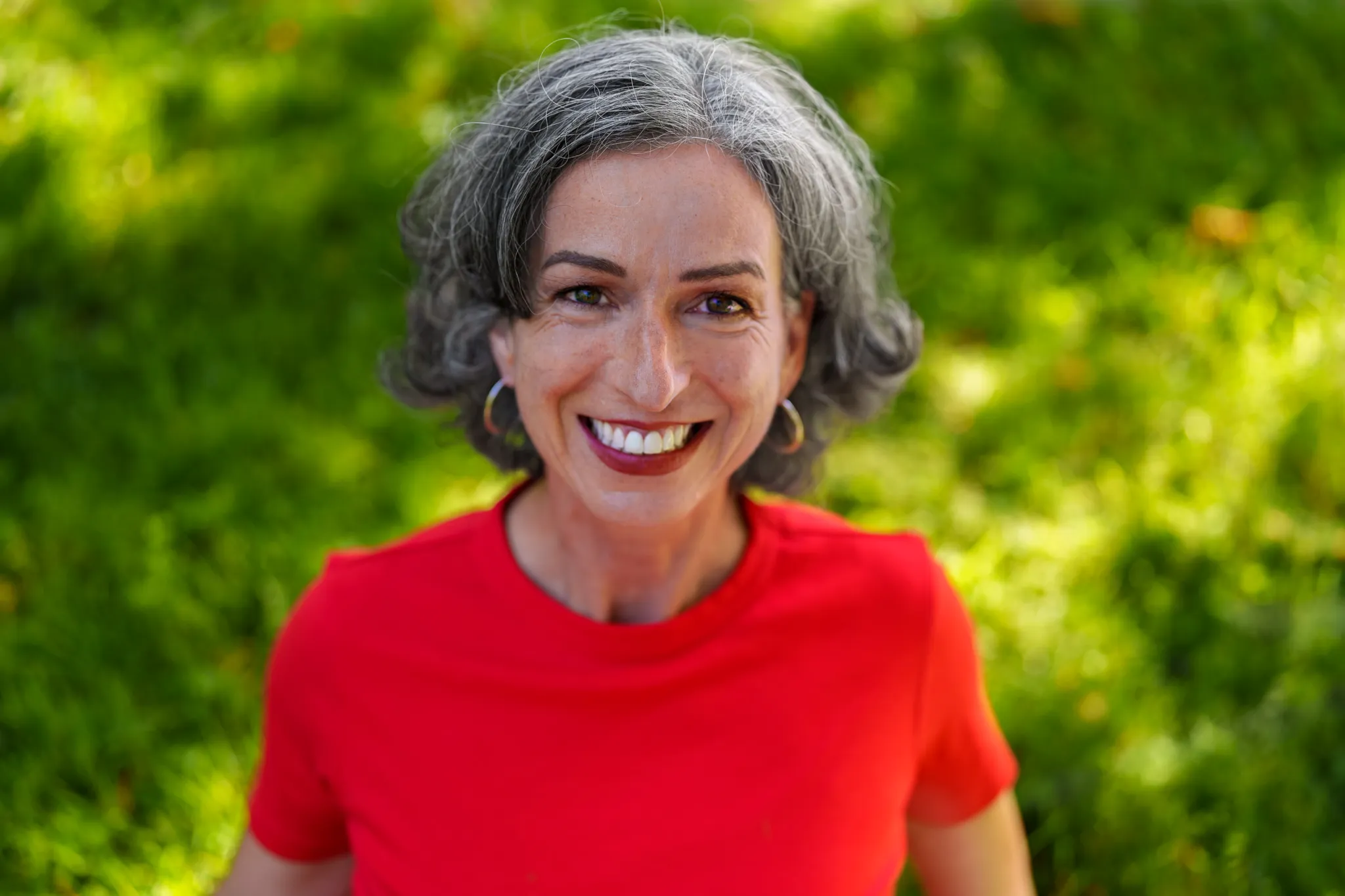 Portrait souriant d'une consultante professionnelle, dans un parc.
