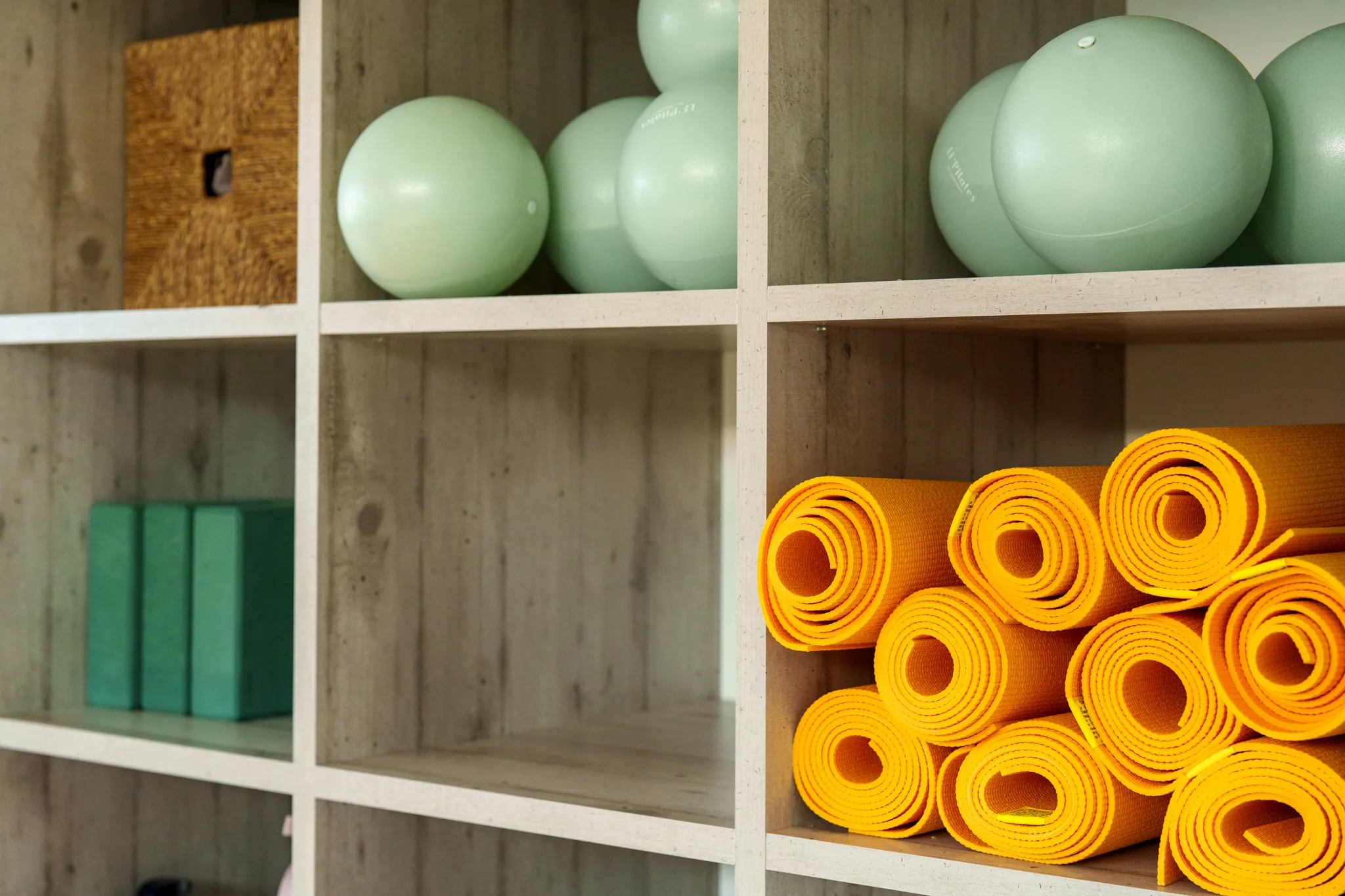 Casiers de rangement, accessoires de yoga.
