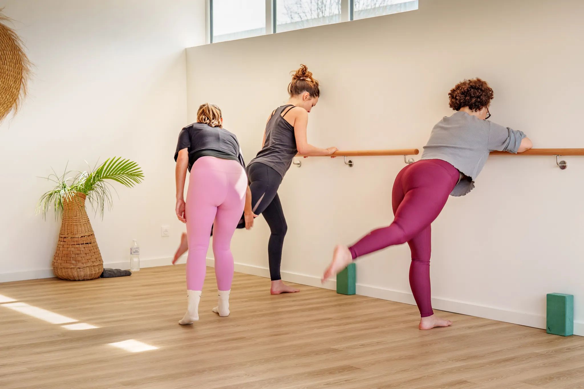 Cours gymnastique sur barre.