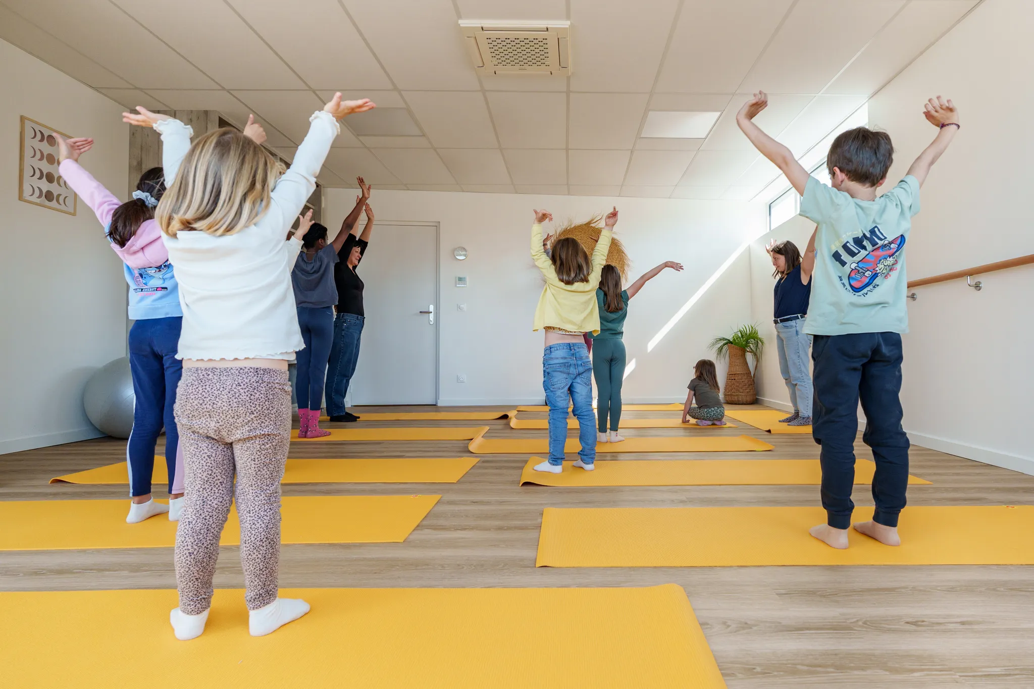 Jeunes enfants en cours de gymnastique.