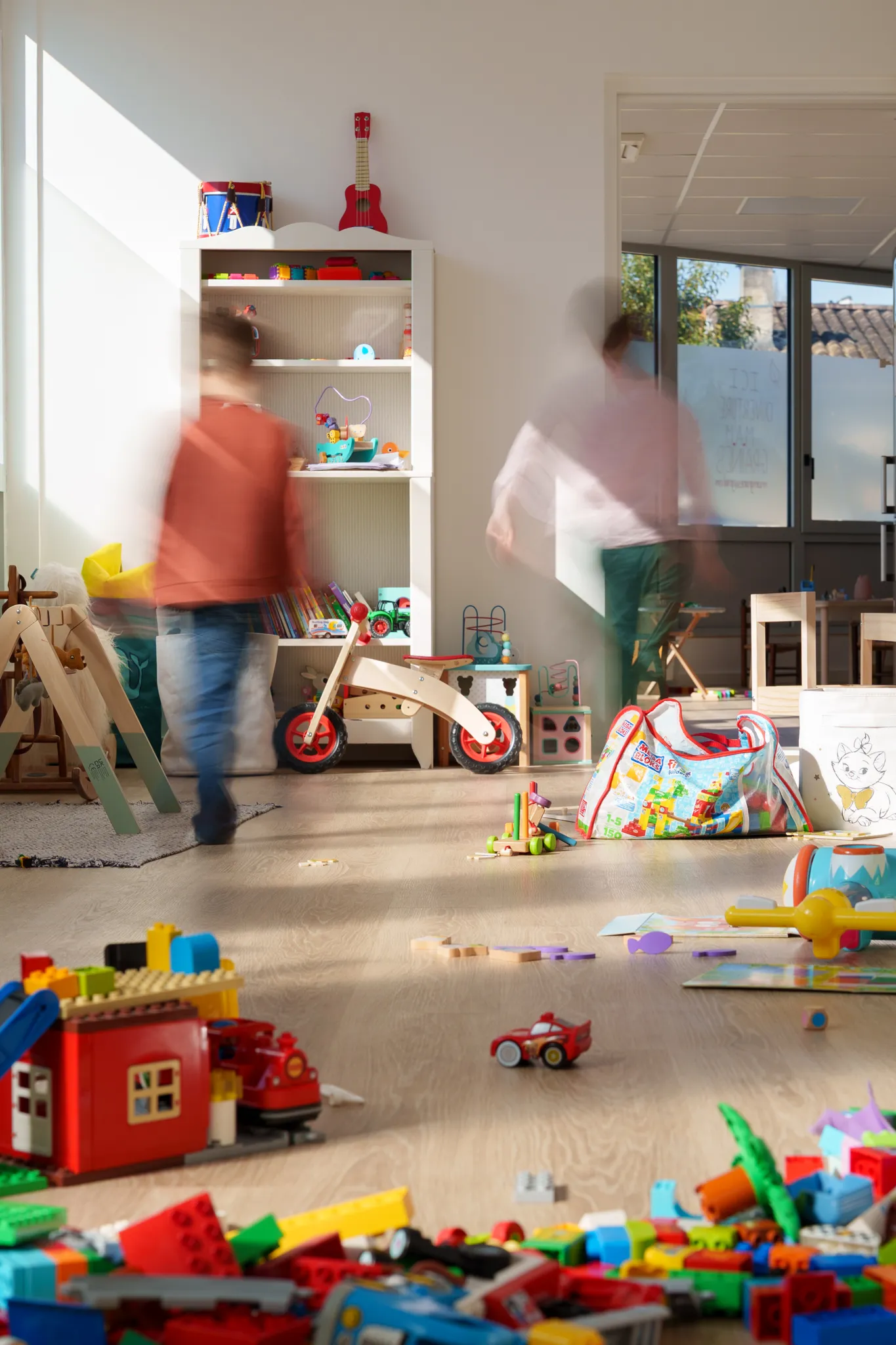Salle de jeux avec enfants en mouvements.