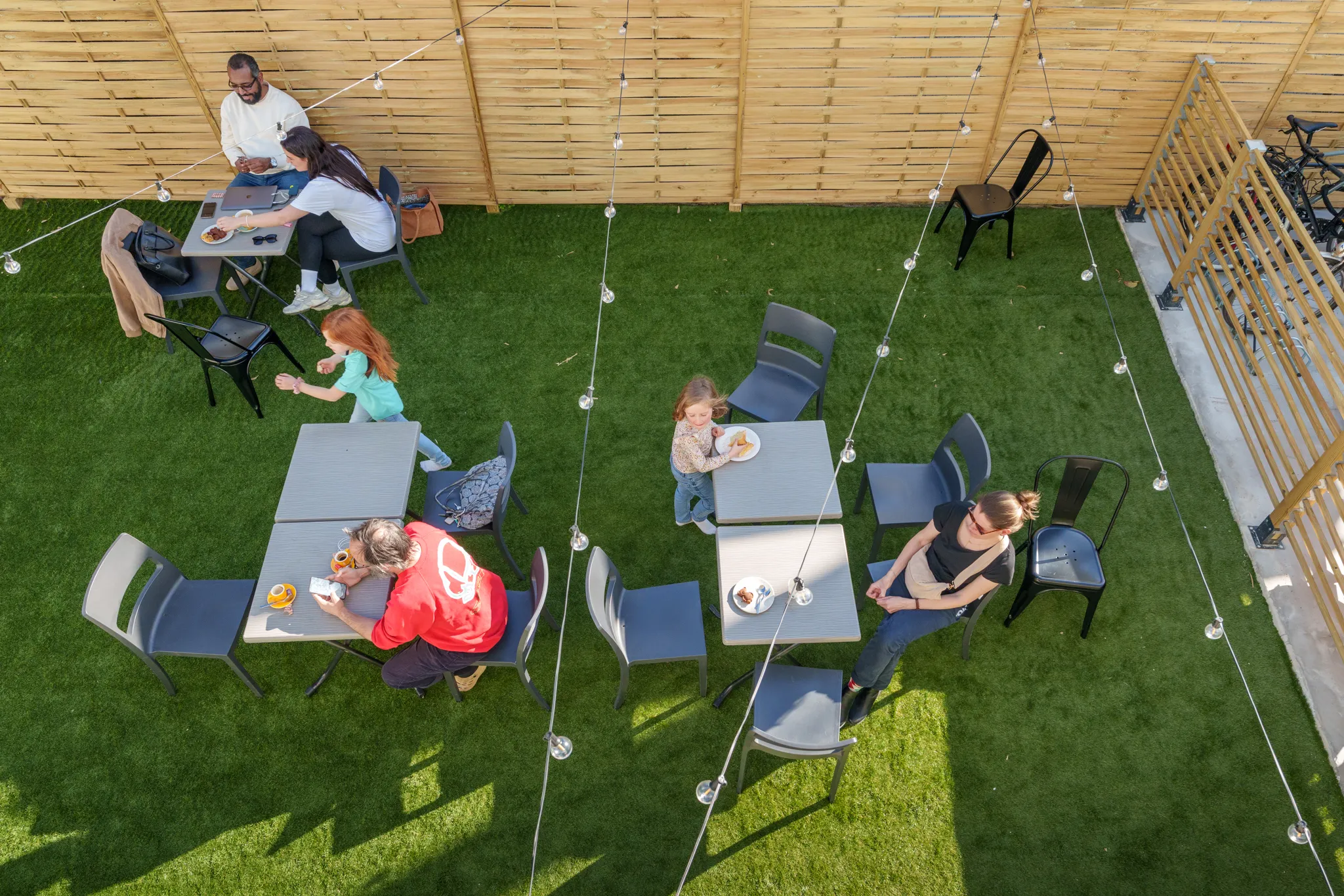 Vue aérienne terrasse ensoleillée.