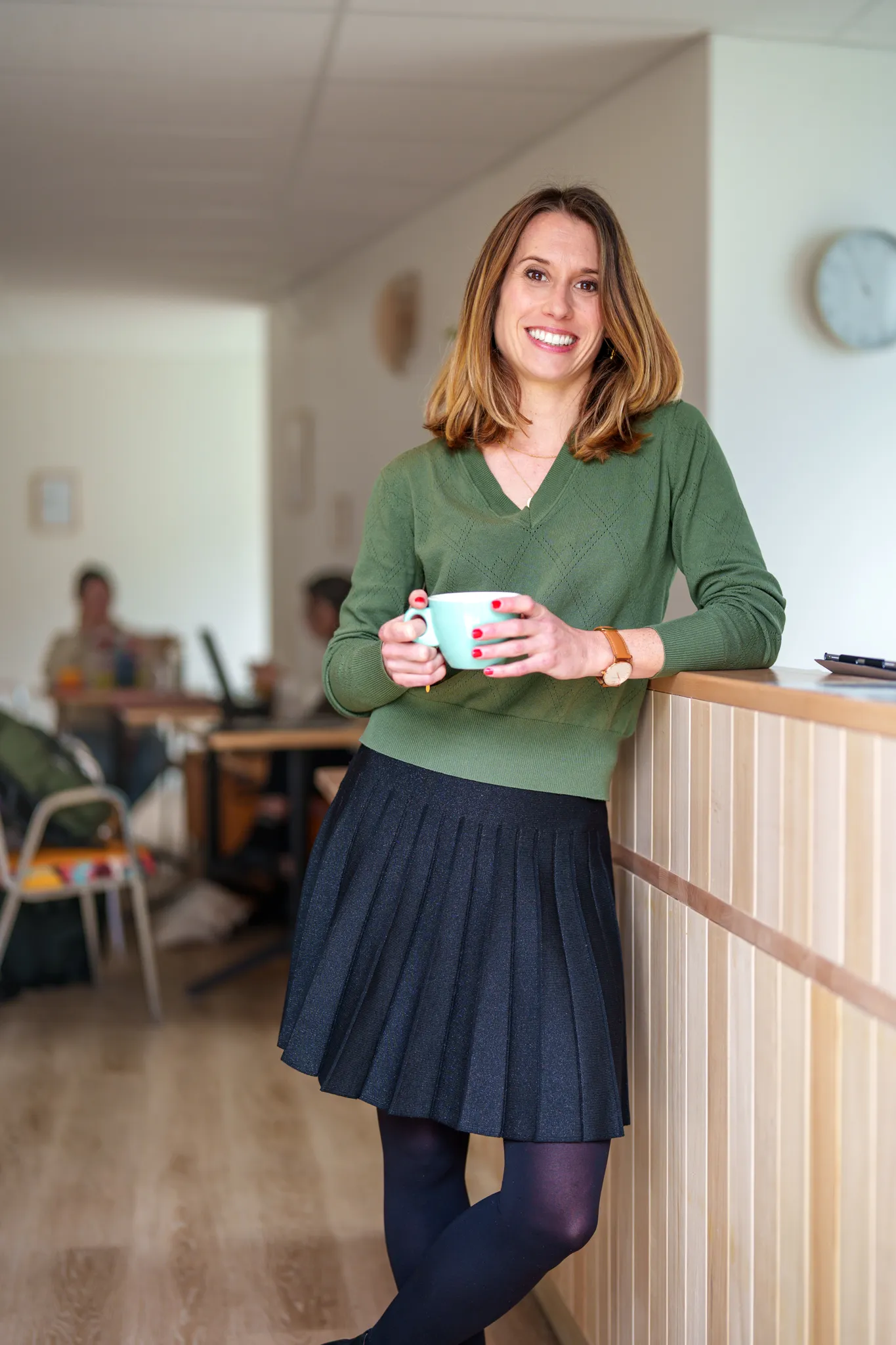 Portrait entrepreneuse tenant une tasse.