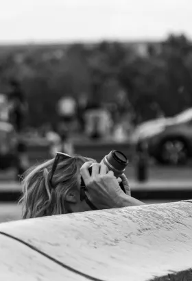 Photographe Isabelle Saccoccio prenant une photo.